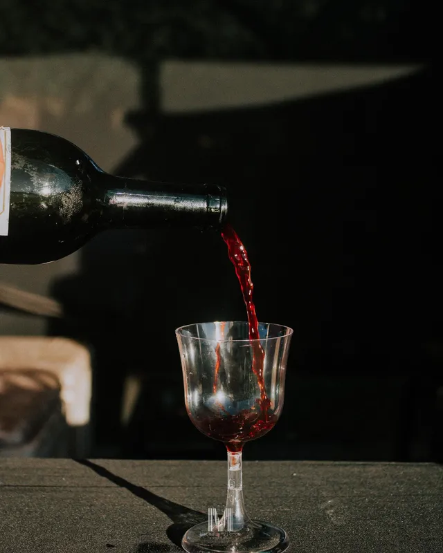 Vinho sendo servido na taça